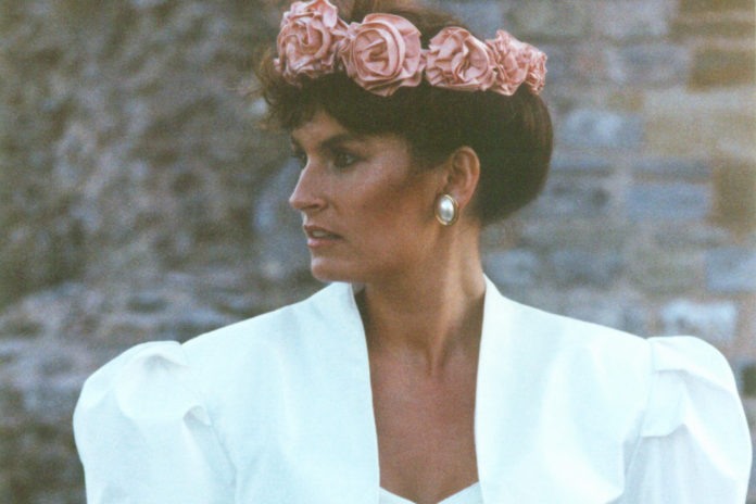 1980s fashion moment: Sassi Holford 'convertible' wedding gown