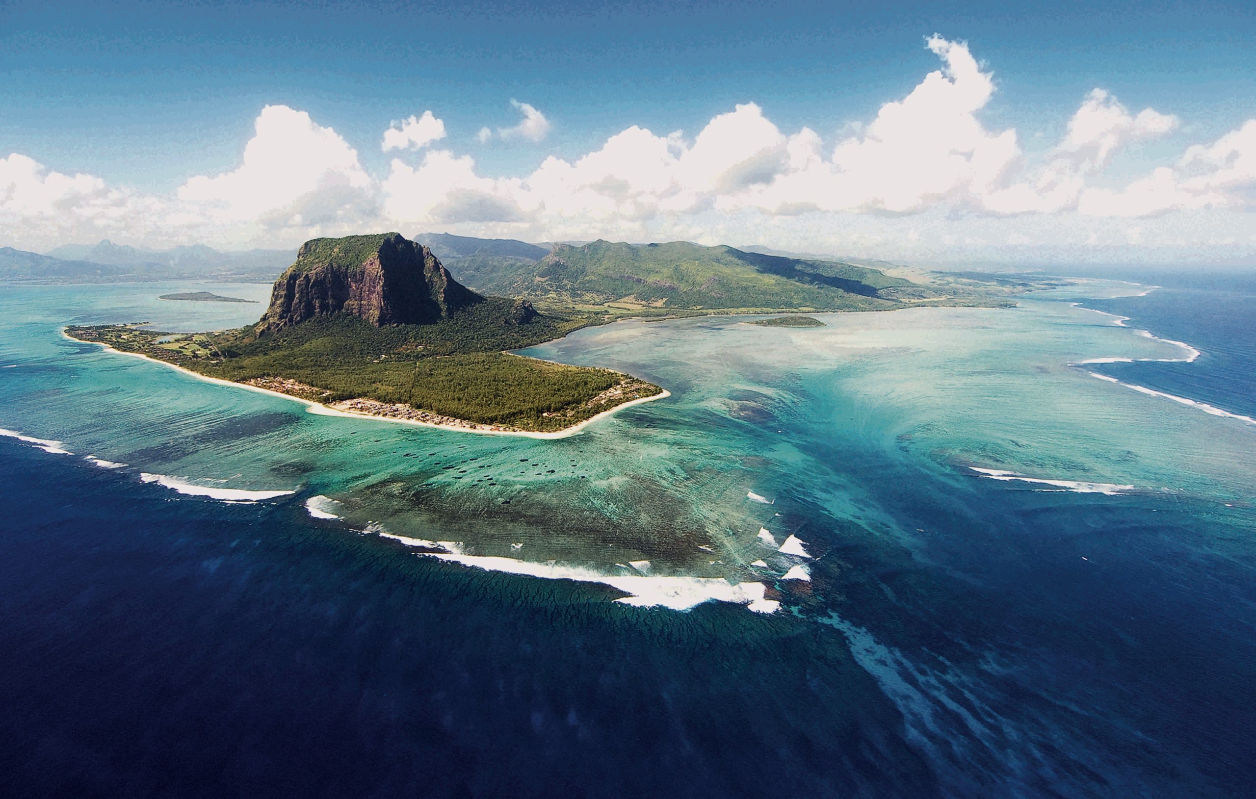 Остров омываемый двумя океанами. Ле-Морн Маврикий подводный водопад. Ле-Морн-Брабан, остров Маврикий. Леморн Брабант. Леморн Брабант гора.